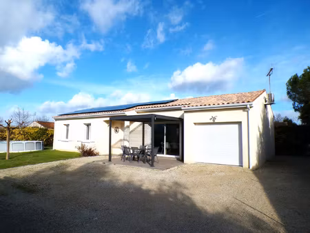 pavillon moderne en très bon état avec panneaux solaires