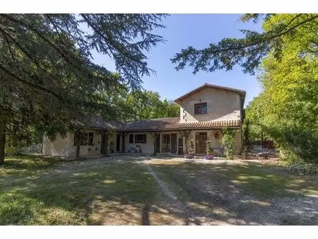 maison spacieuse avec piscine  grandes dépendances et terrain