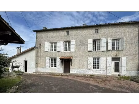 ancienne ferme spacieuse proche du village de villefagnan