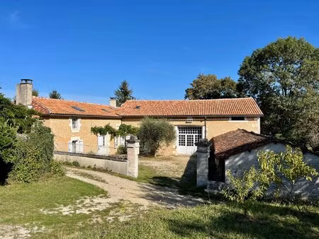 à découvrir! ferme charentaise avec piscine  gîtes autonomes et un cadre idyllique