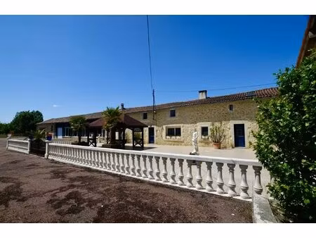 magifique longère avec piscine intérieure  2 maison d'amis et 7 ha de terrain.