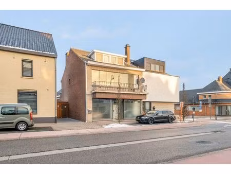 centraal gelegen gebouw bestaande uit een handelspand op het gelijkvloers en een bovenligg