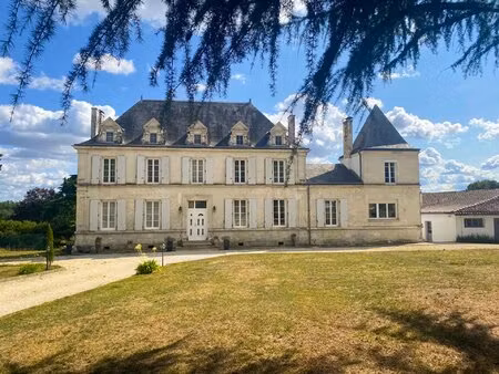 maison de maître offrant 6 chambres  terrain de tennis  piscine et maison de gardien