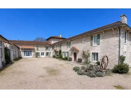 superbe domaine comprenant un manoir  des maisons d'amis  une piscine et une vue magnifiqu