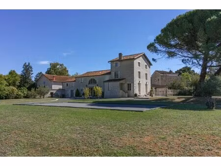 maison spacieuse et individuelle avec grand jardin  maison d’amis et petite piscine  au cœ