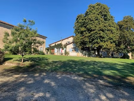 charmante maison charentaise en pierre avec maison d'amis  piscine et plus de 1ha de terra