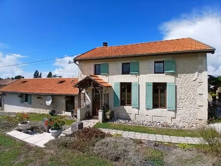 deux maisons pittoresques en pierre situés à la campagne