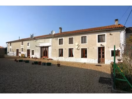 grande maison rénovée avec deux masions d'amis