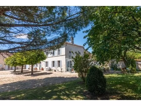 belle maison charentaise dans un emplacement recherché