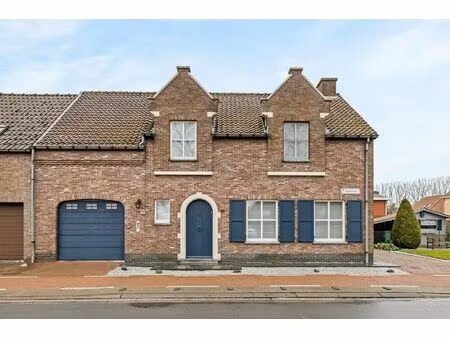 charmante gezinswoning met 3 slaapkamers en mooi aangelegde tuin