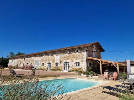 ancien relais de poste rénovée avec dépendances attenantes et piscine