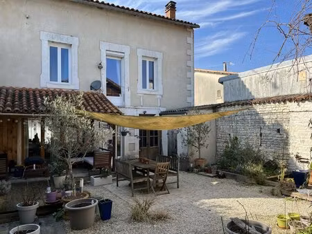 spacieuse maison de village de cinq chambres  proche des écoles et du commerce