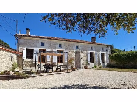 maison en pierre avec cour et jardin