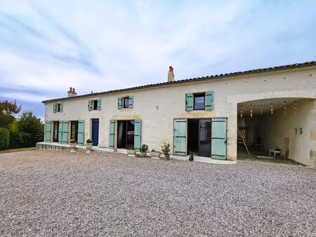 grande maison charentaise indépendante de 3 chambres avec piscine  près de cognac