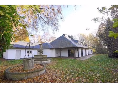 majestueuze eigendom gelegen op een weelderig landgoed van ca. 1 ha!
