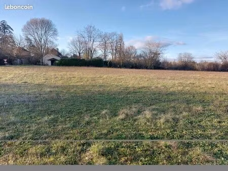 terrain 1 152 m² faux