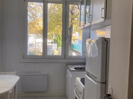 f1 proche commerces  bus et tram