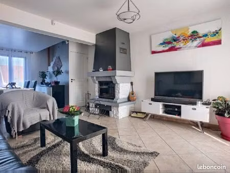 les combles ont été aménagés en studio de 20m² avec un