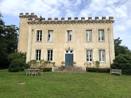 superbe château avec piscine et une maison indépendante offrant un potentiel de revenus