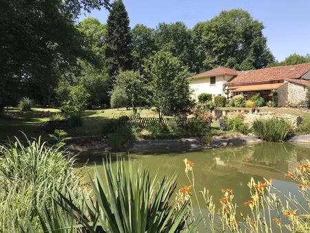 petite maison en pierre situé dans un hameau