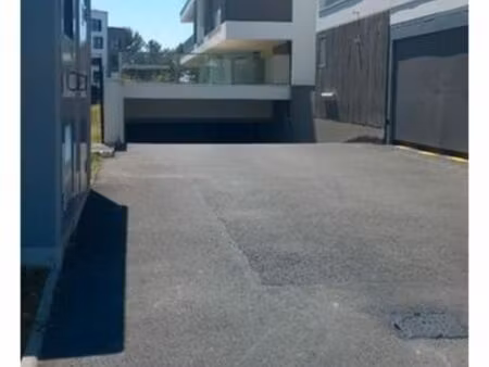 parking  box fermé 12 m2