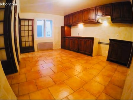 jolie maison de village 2 chambres 100m2 à louer sur graveson  quartier calme proche des c