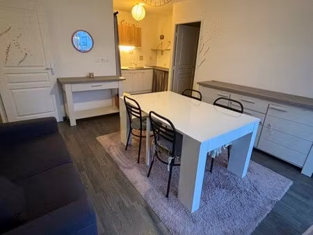 t3 meublé 55 m² + terrasse + box 17 m² + parking – saint-goustan auray – 800 hc ??