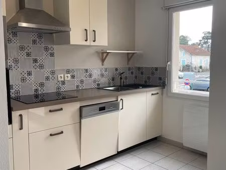 appartement t3 71 m2 avec cuisine équipée et place de parking avec borne de recharge indiv