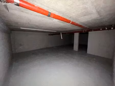 rare à la location : grand espace de stockage sécurisé d'environ 75 m2 en sous-sol