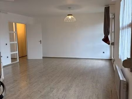 t2 lumineux avec balcon & parking – la madeleine