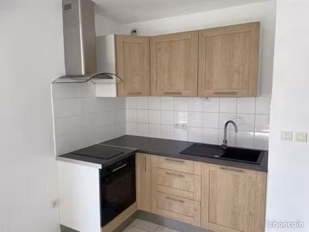 t2 - rdc - 44 m2 - parking - gare