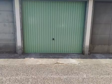 garage fermé de plain-pied dans une résidence sécurisée et calme
