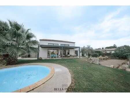 villa 5 pièces de 218m2 sur une parcelle de 900m2