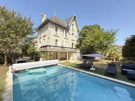 maison de ville de 5 chambres avec piscine à 200 m de la gare