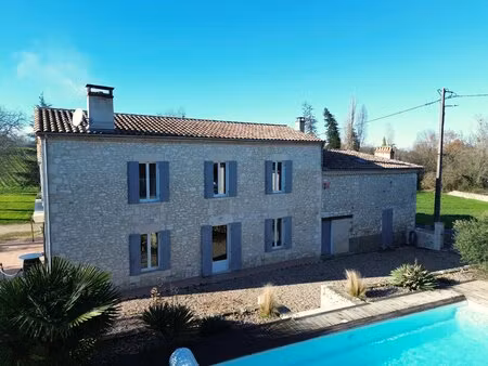 vignoble aoc bordeaux avec ferme rénovée et potentiel d'expansion