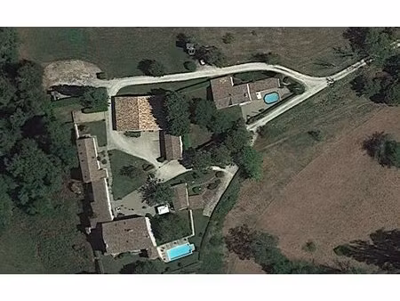 domaine équestre historique situé au sommet d'une colline  avec des chambres d’hôtes  une 