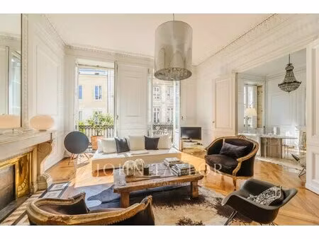 appartement lumineux avec balcon - place du palais - john taylor bordeaux