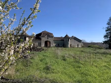 château et dépendances avec cour centrale