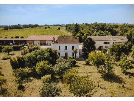 propriété de caractère avec plusieurs habitations sur 1.5 hectare de terrain à 45min de bo