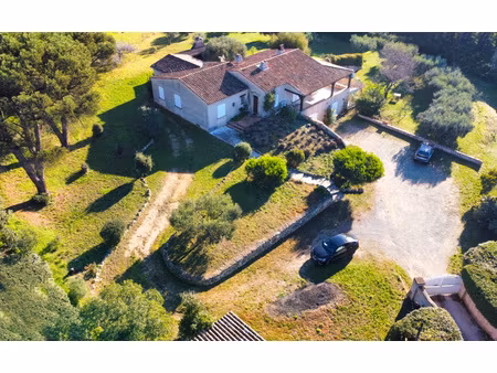 belle villa à proximité du village