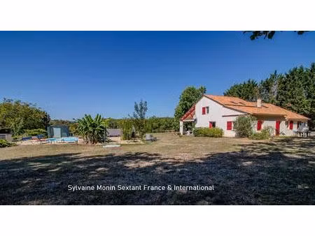 superbe villa avec piscine implantée sur 1 5 hectare de terrain entièrement clos  offrant.
