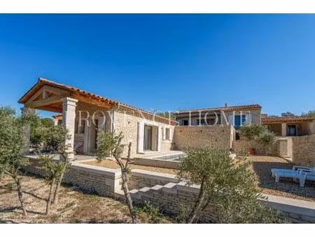 propriete en pierres avec vue dominante a gordes luberon provence