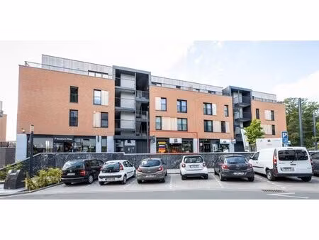 top gelegen commerce naast deli en domino's pizza