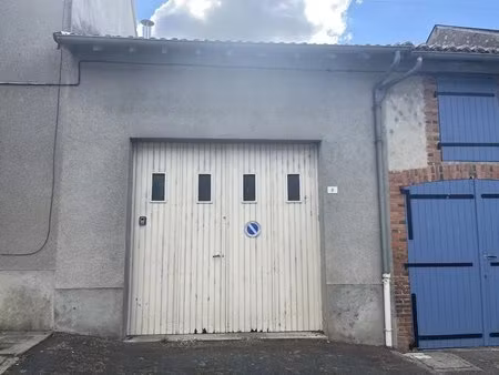 grange pouvant servir d'espace de stockage ou à rénover !