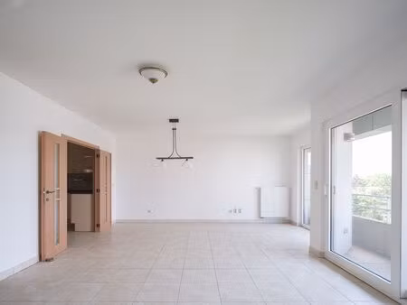 appartement met 3 slaapkamers  aangenaam terras en autostaanplaats met prachtig en open zi