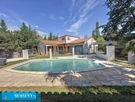 villa 4 faces avec piscine et garage