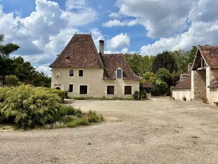 manoir du 14ème siècle  gîte  grandes dépendances et terrain.