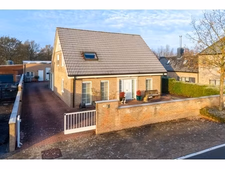 commercieel te koop in sint-joris met 4 slaapkamers