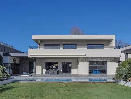 vente maison 8 pièces 240m2 pau 64000 - 1079000 € - surface privée