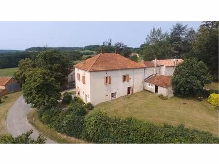 ensemble immobilier comprenant une maison de 6 chambres  un garage  une grange et un...